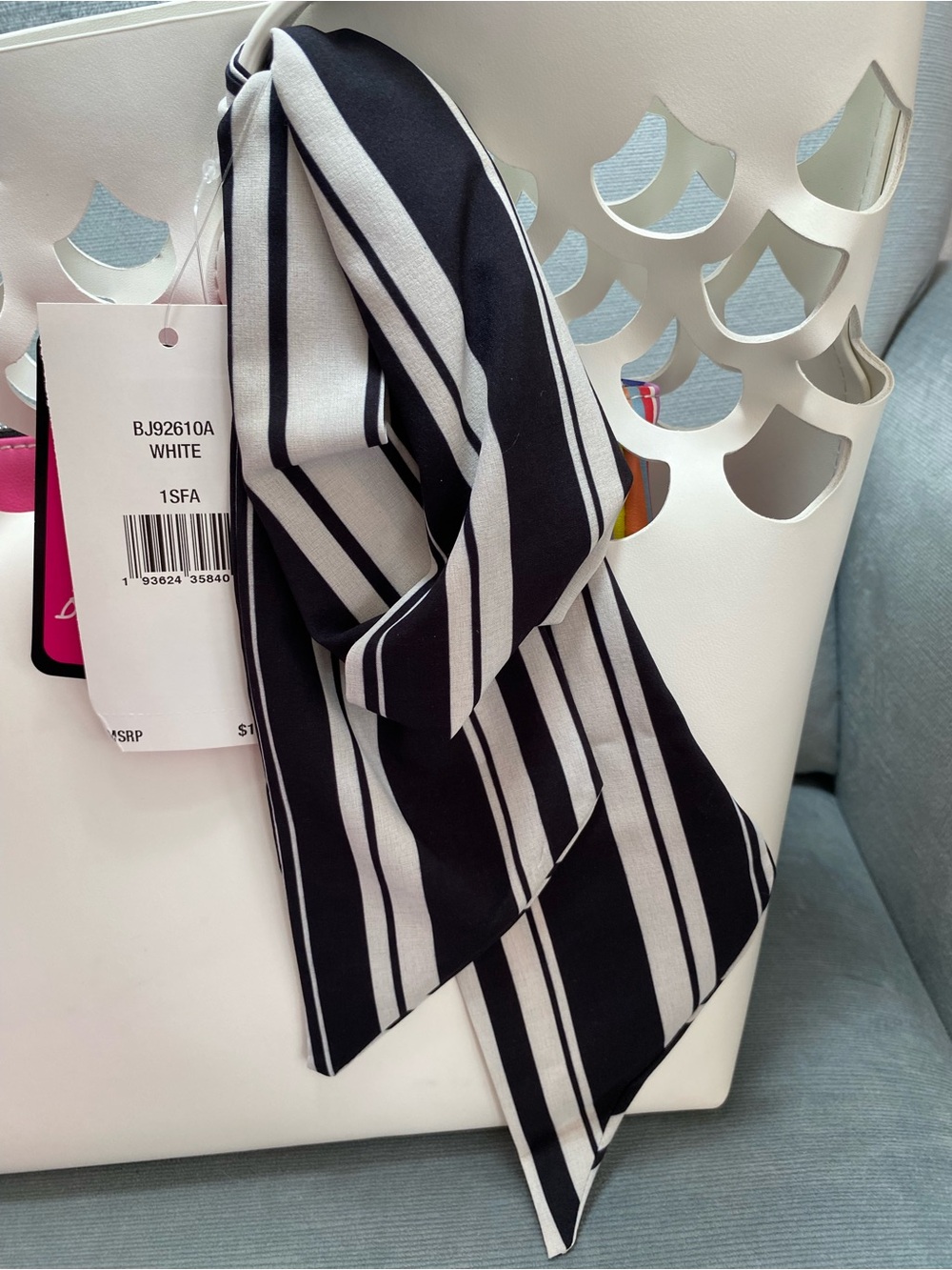 Betsey Johnson RARE White Cutout Tote NWT with removable colorful clutch & scarf - Picture 7 of 17